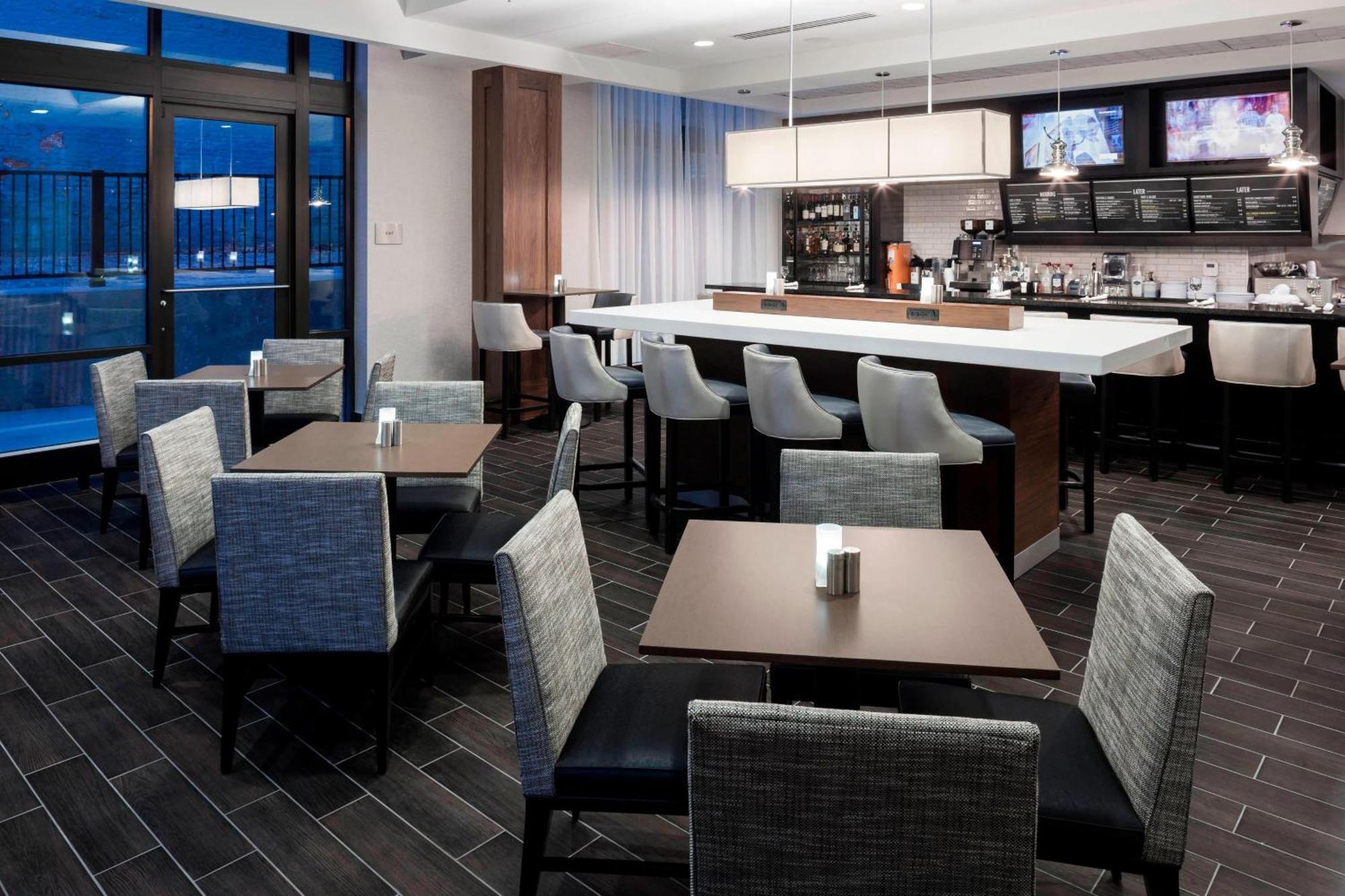 Courtyard By Marriott Richmond Downtown Hotel Bagian luar foto