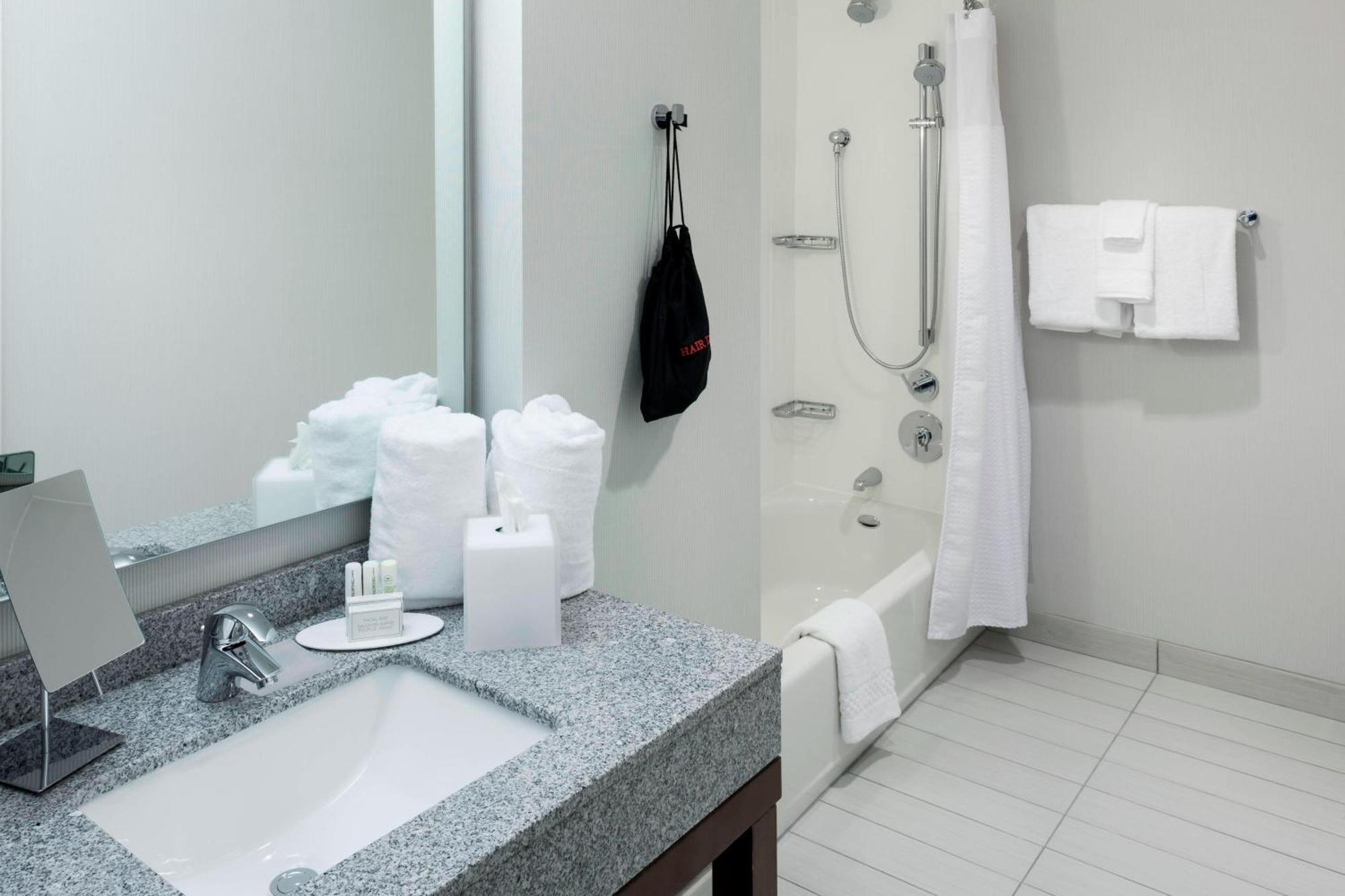 Courtyard By Marriott Richmond Downtown Hotel Bagian luar foto